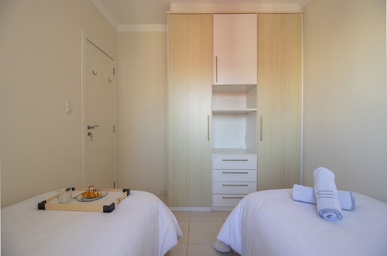 BRA111 - 2 Dorm, Av. Central, Churrasq, Garagem