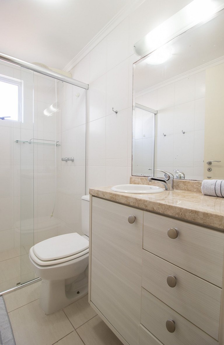 BRA111 - 2 Dorm, Av. Central, Churrasq, Garagem