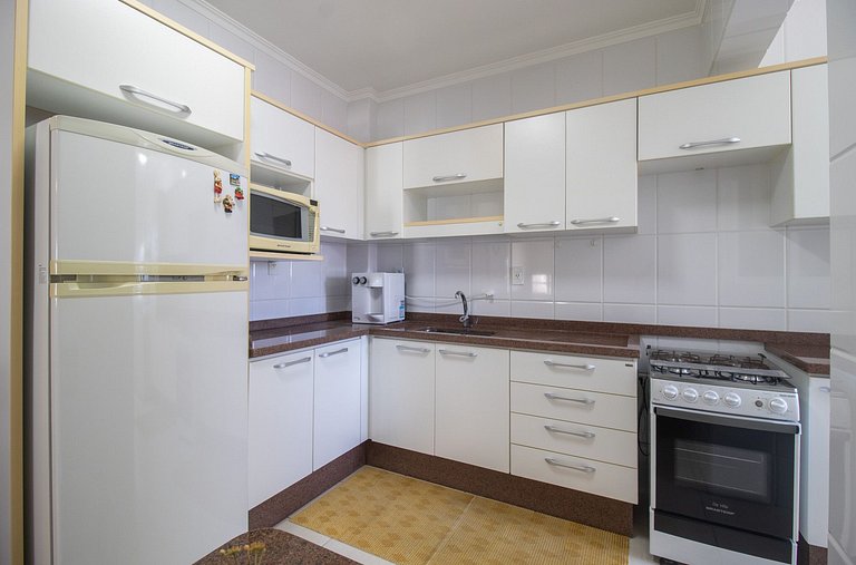 BRA111 - 2 Dorm, Av. Central, Churrasq, Garagem