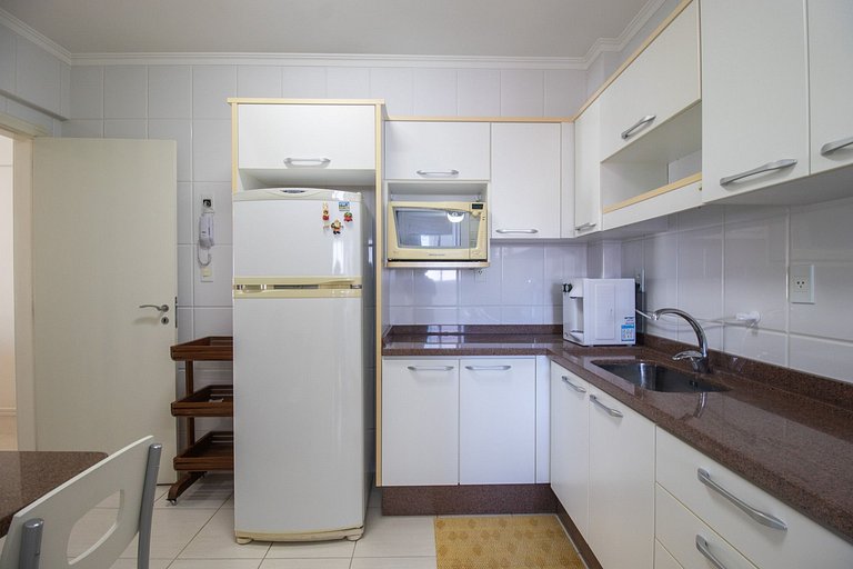BRA111 - 2 Dorm, Av. Central, Churrasq, Garagem